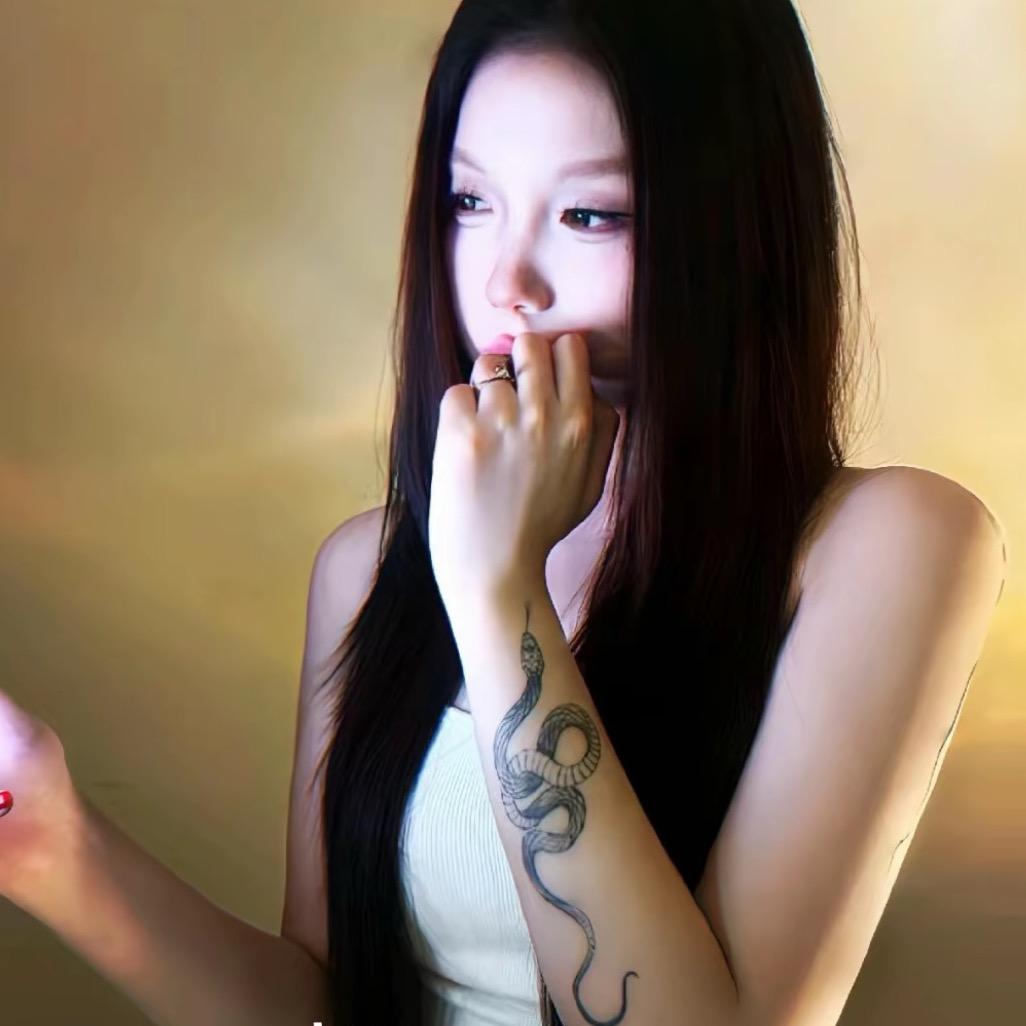 -孔 依 婷