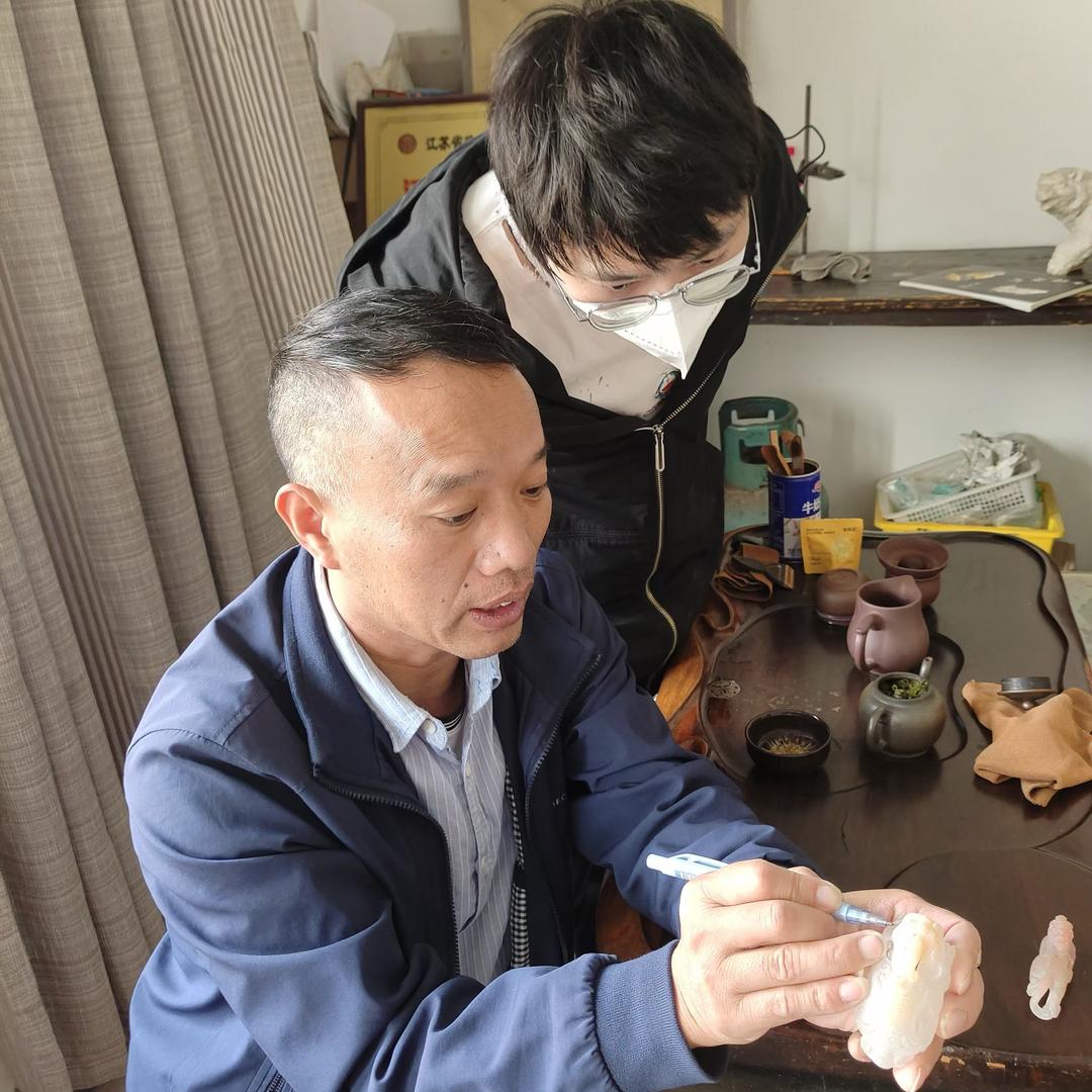 盛红振《雕刻工作室》