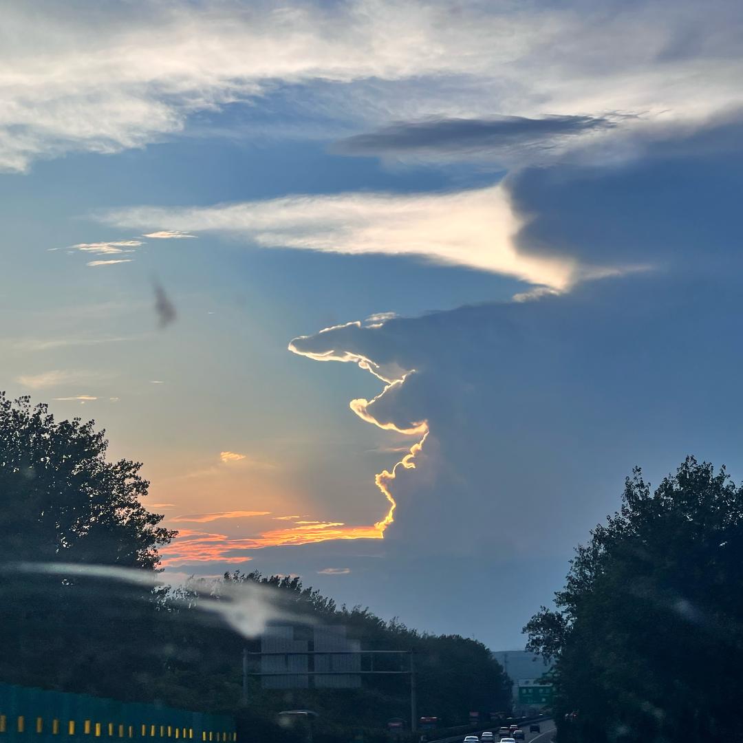 夜雨中的迈巴赫