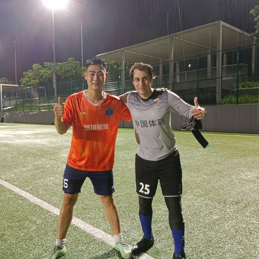 ᯅ  爱踢球的小贺٥