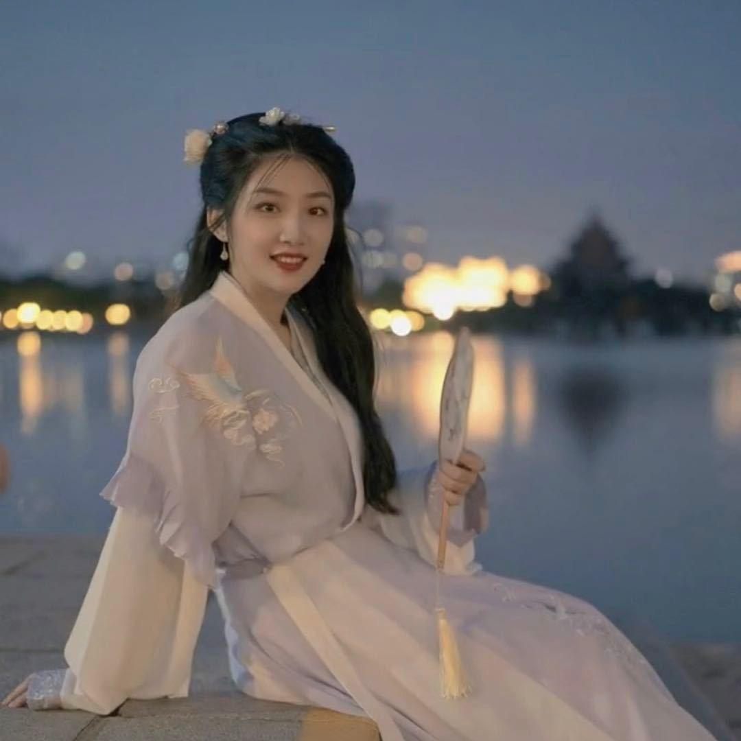 绾 月