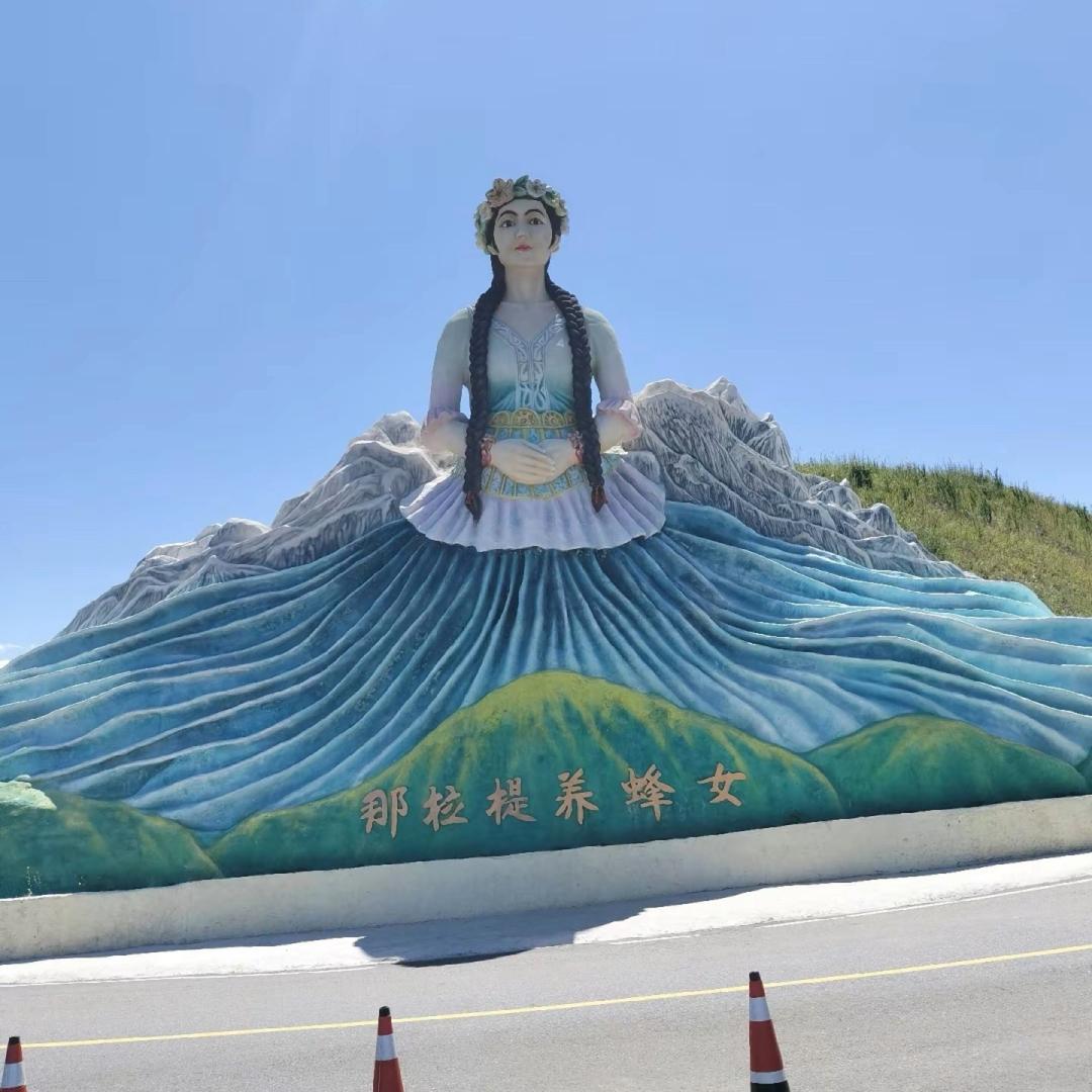 爱逛的大白兔