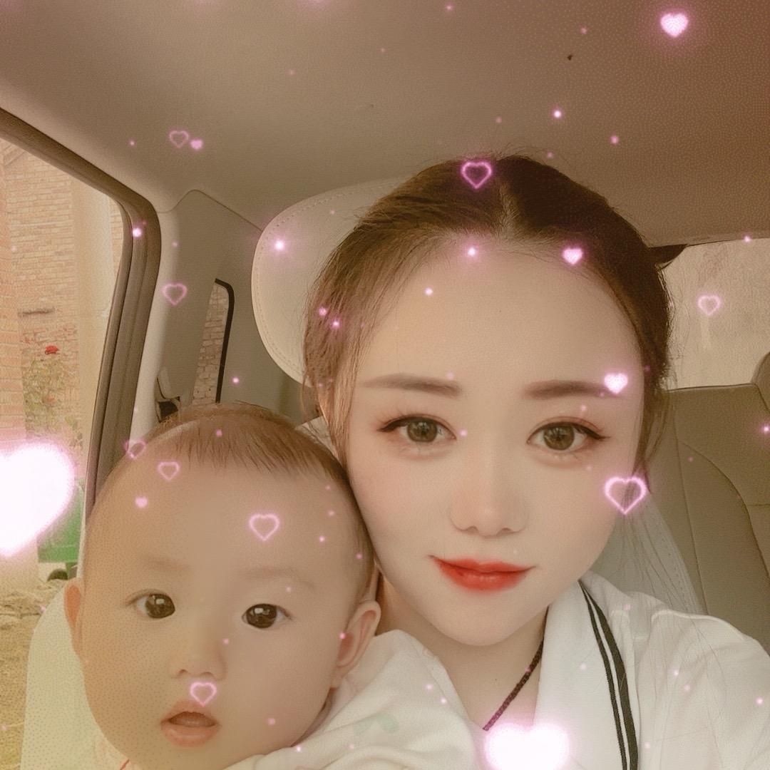 90后宝妈带娃摆摊