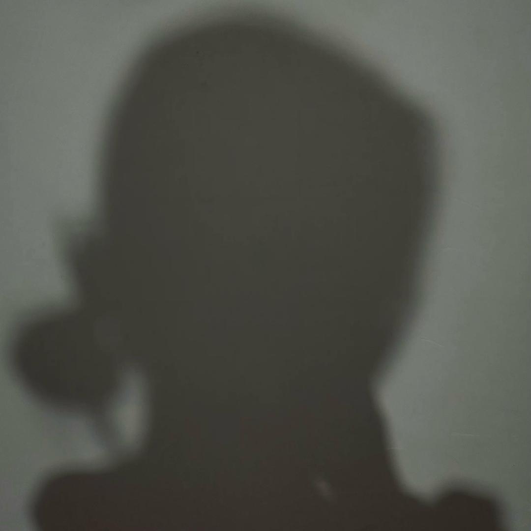 顏.