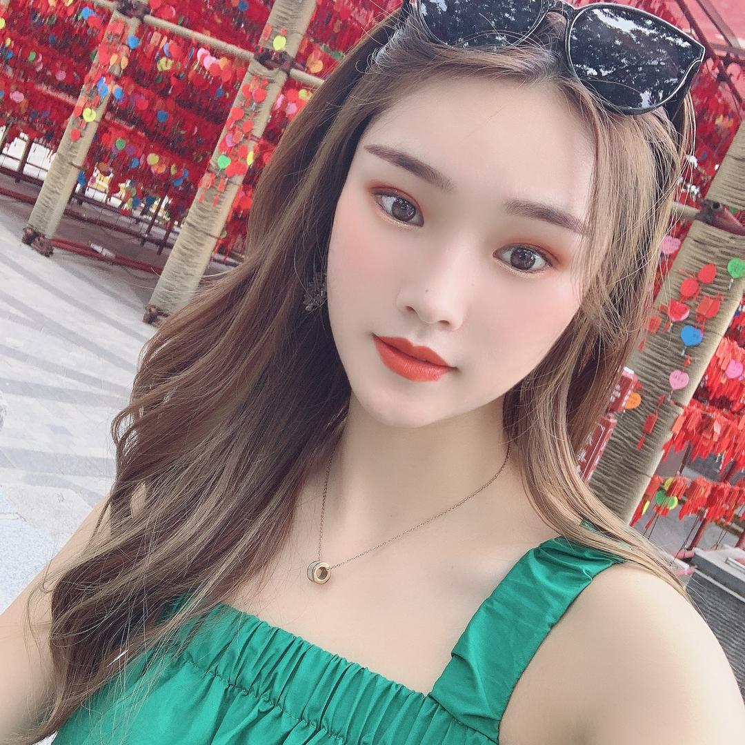 王静静.