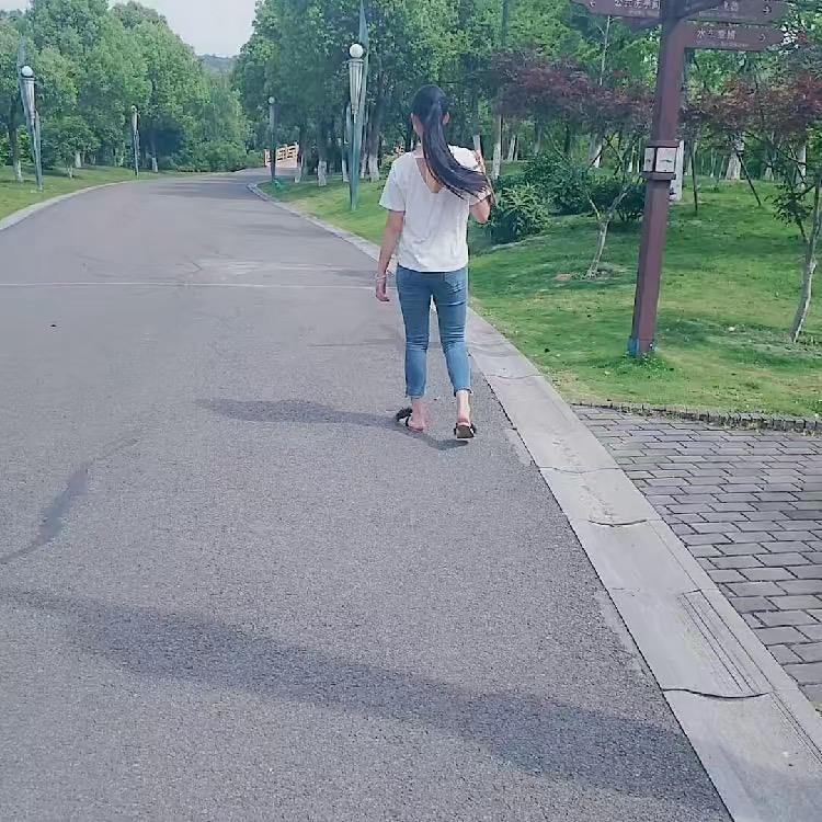 路灯下的女孩