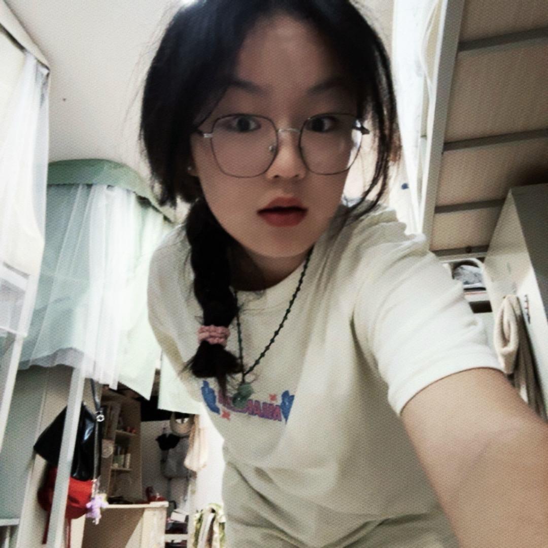 躺着的灰色酸奶