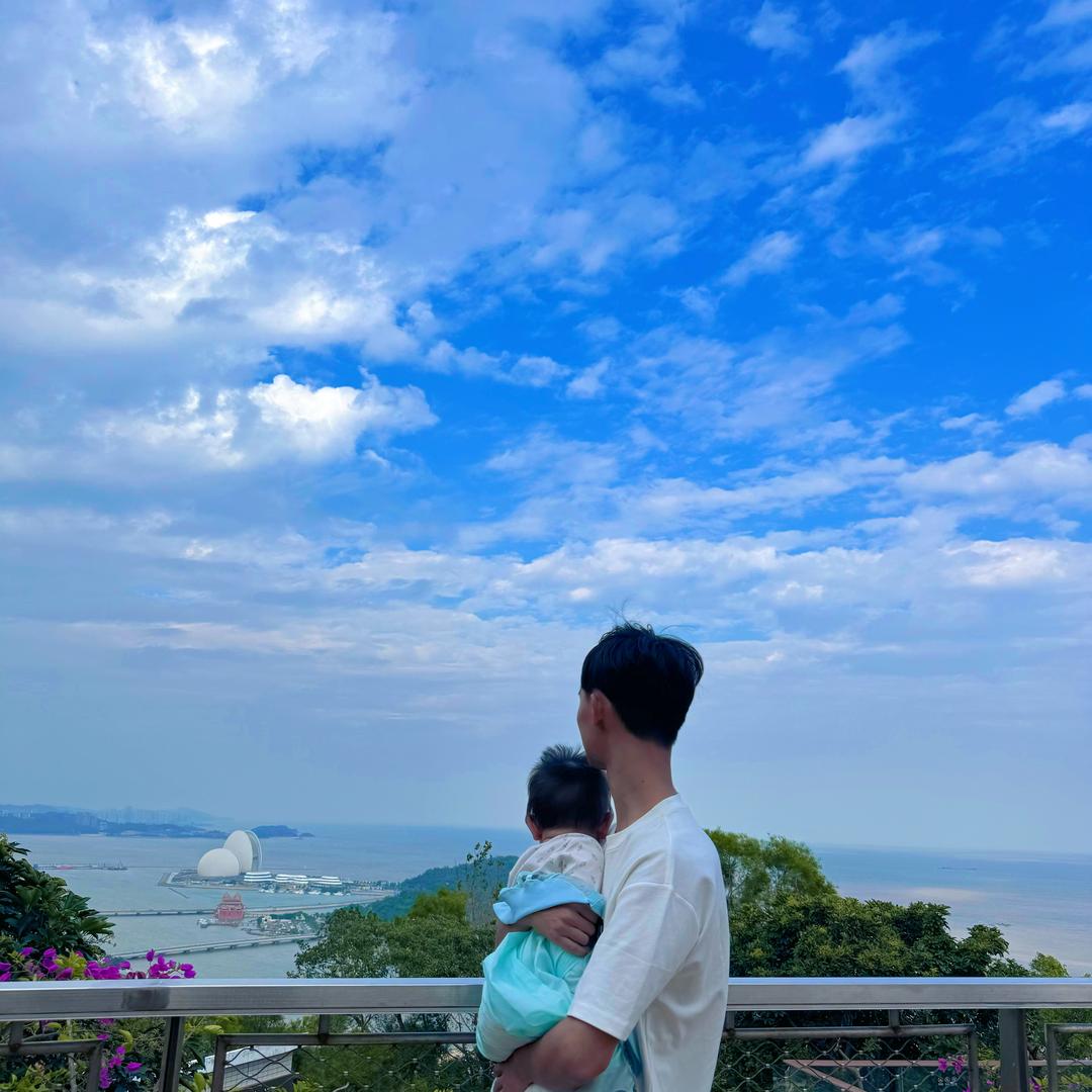 在农村种地的小伙