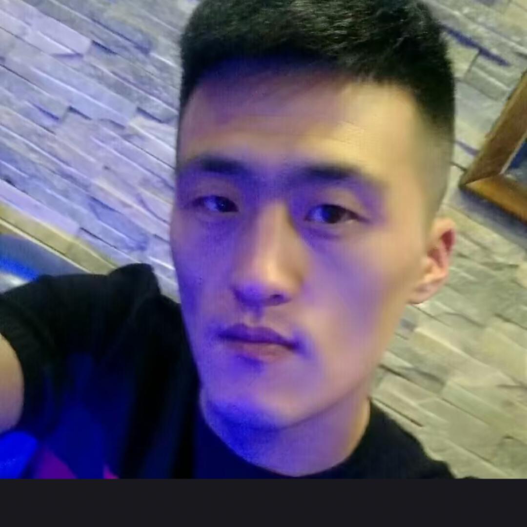 何某某