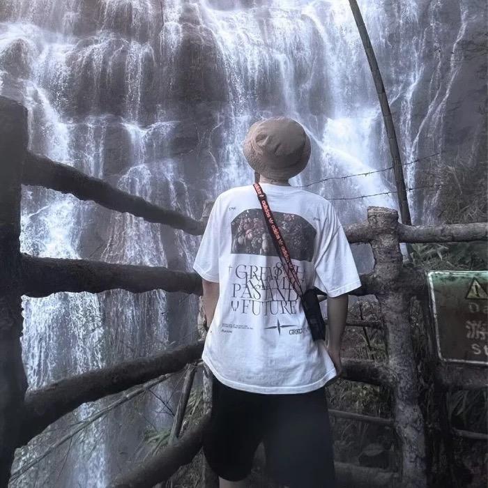 躺在地上打滚