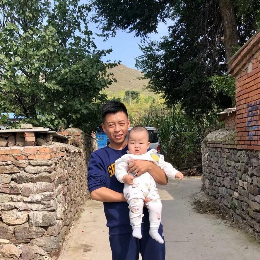 眼镜小强在路上