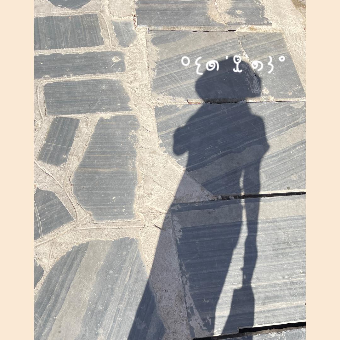 『用勺擓西瓜吃』