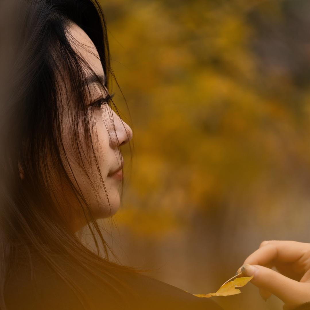 翘二朗腿的女汉子