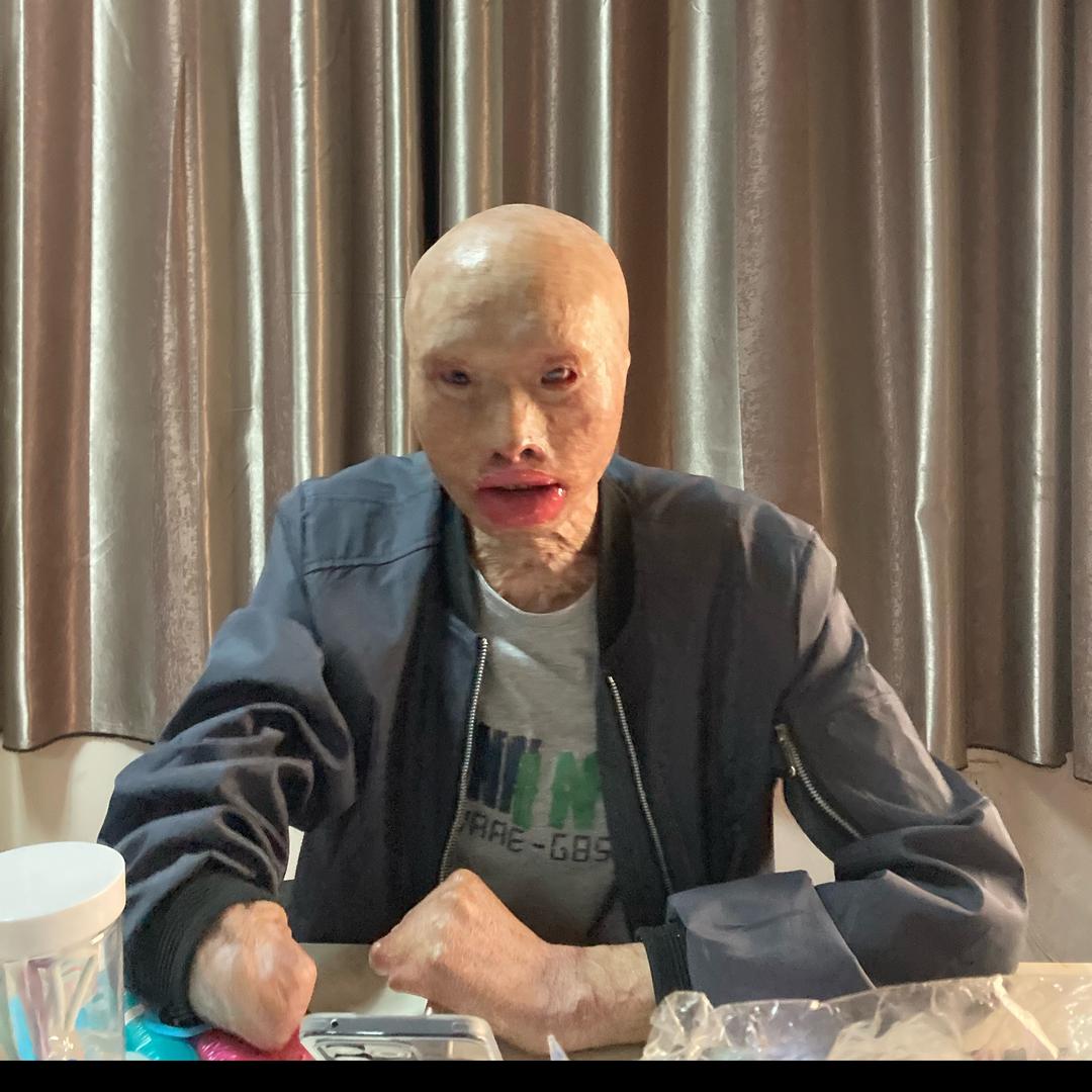励志何二百货