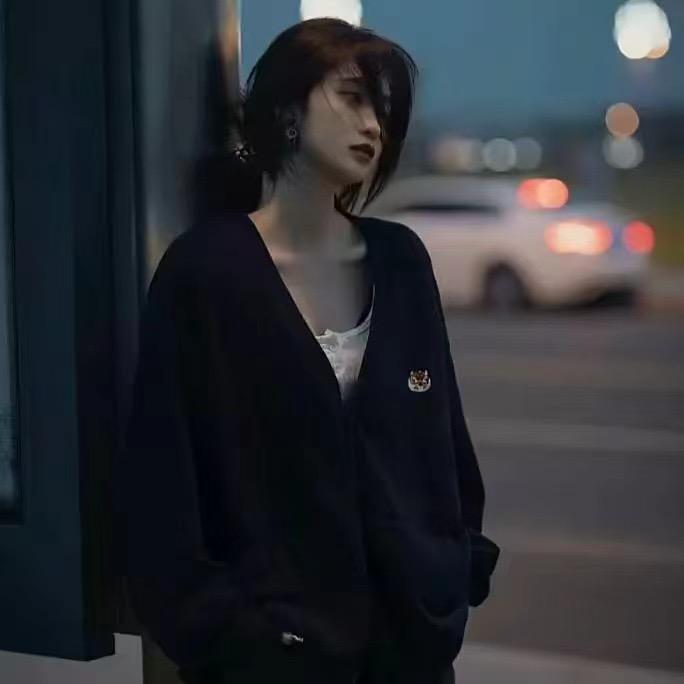 👧🏻¹ ⁹ ⁹ ⁸