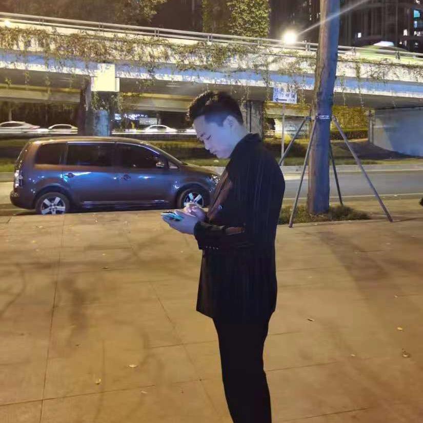 小何
