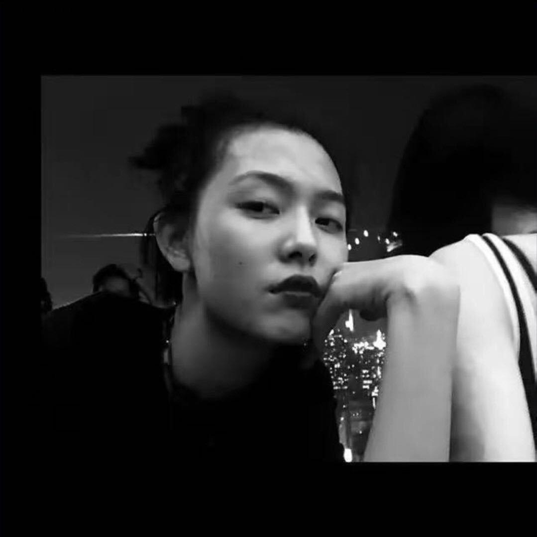 舔嘴唇被毒死