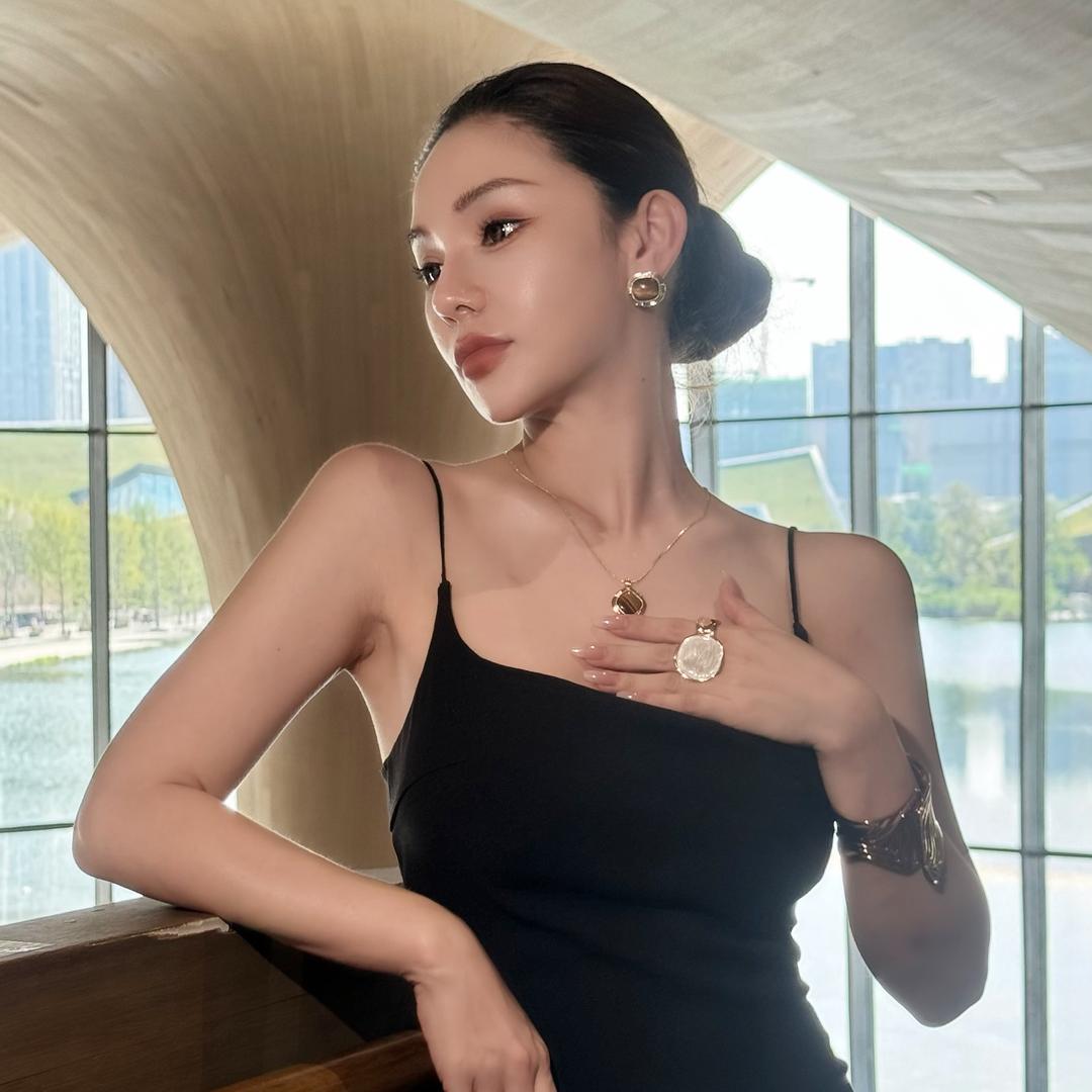 LAREINA 李老板