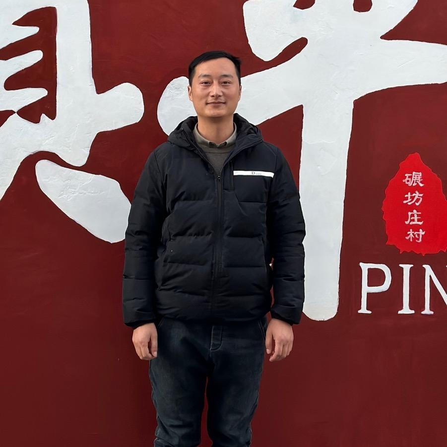 村干部刘飞(大学生村官)