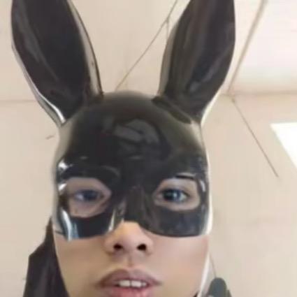 被老爸打的趴在后院嗦鸡屎