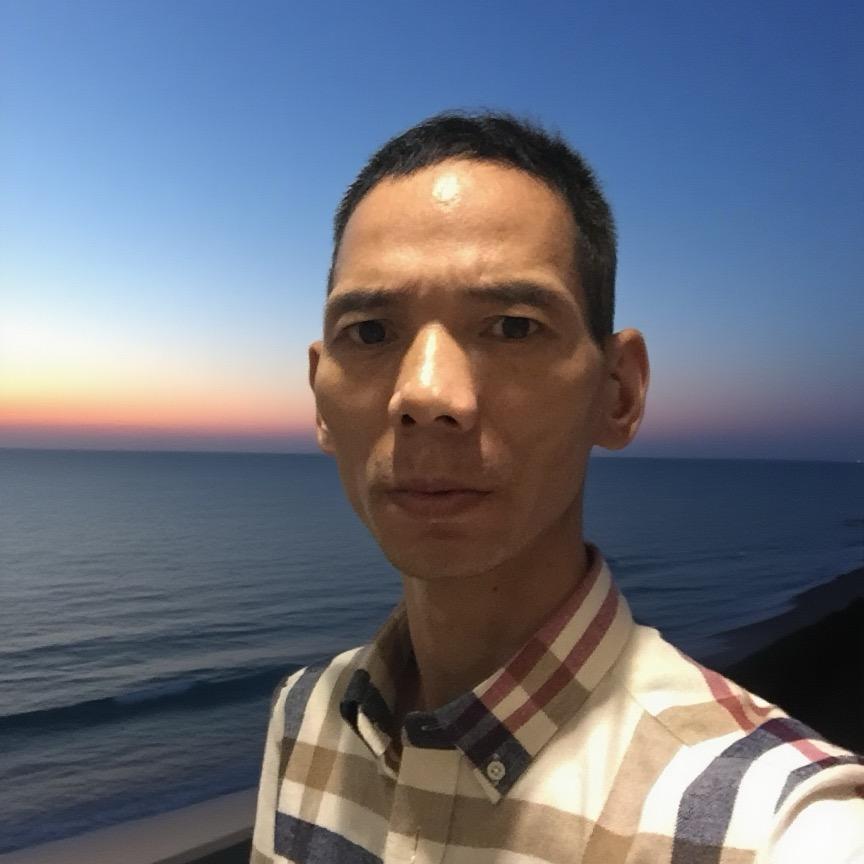 侯和平。爱好唱歌