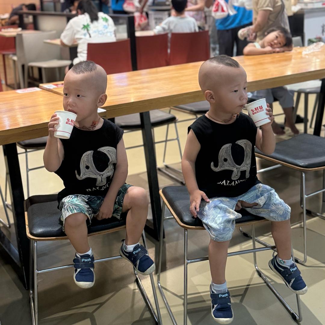 爱吃手双胞胎日常