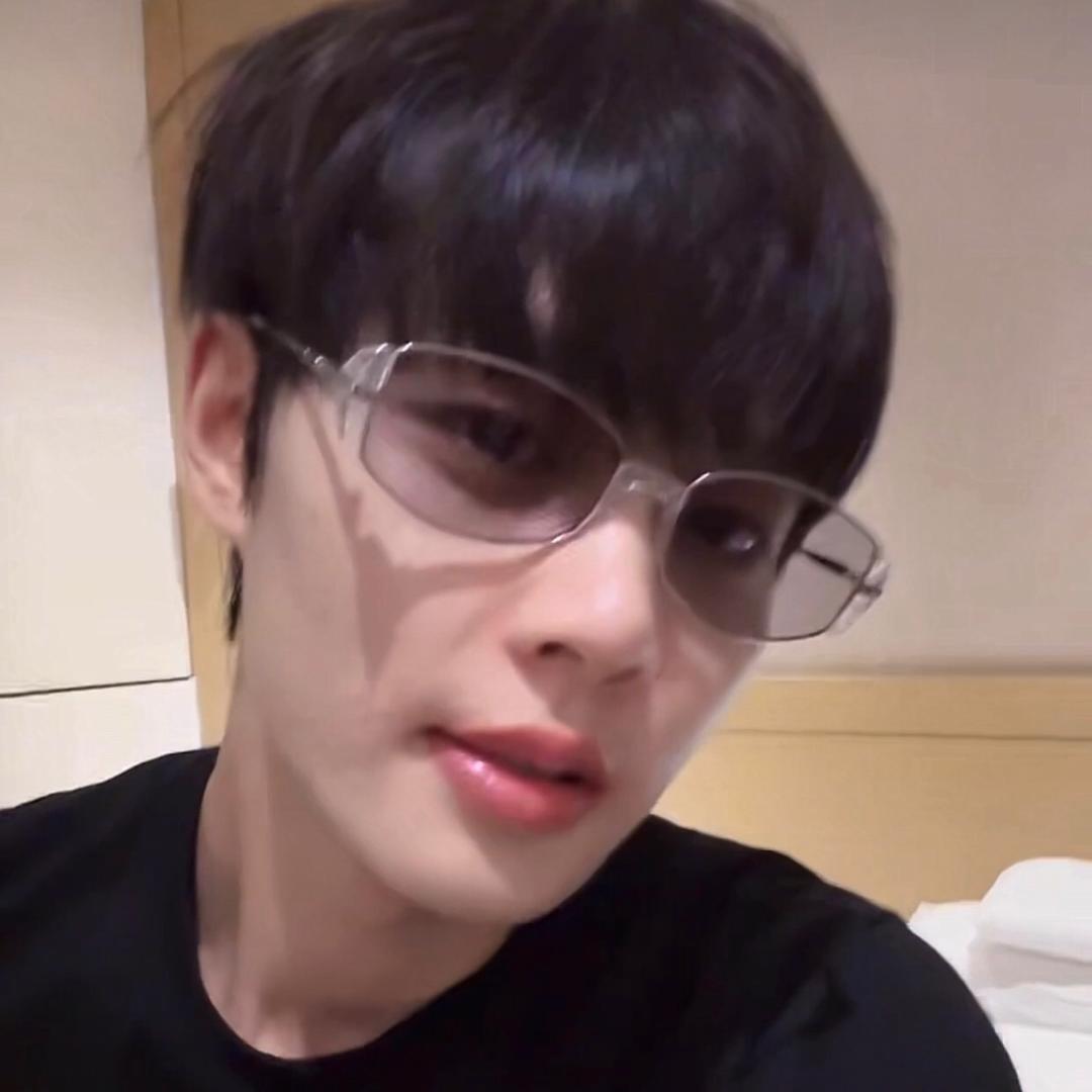 最好的人给你快乐最坏的人给你经历的依娃娃
