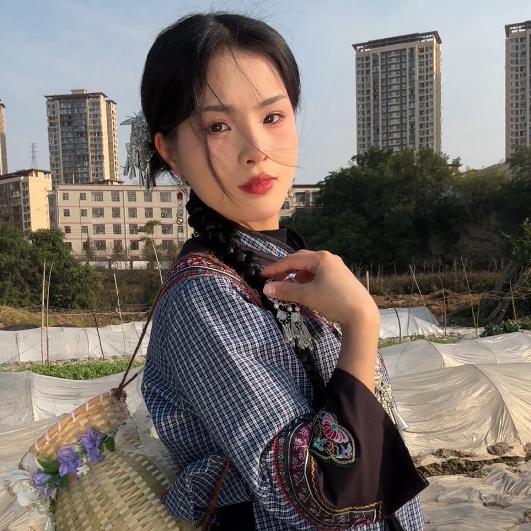 华锦布依.民族服饰