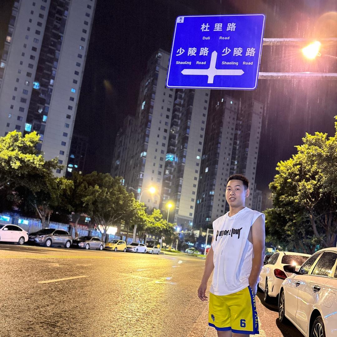 一只爱打球的青蛙