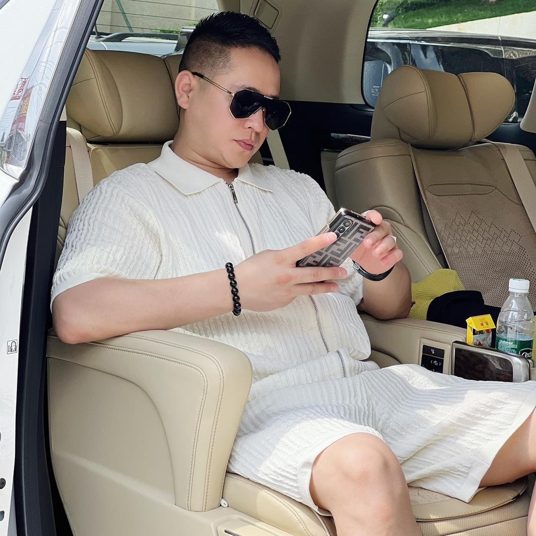 杜嘉尔曼服饰