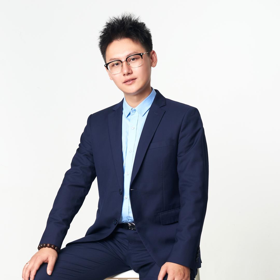 戴假发的李老师