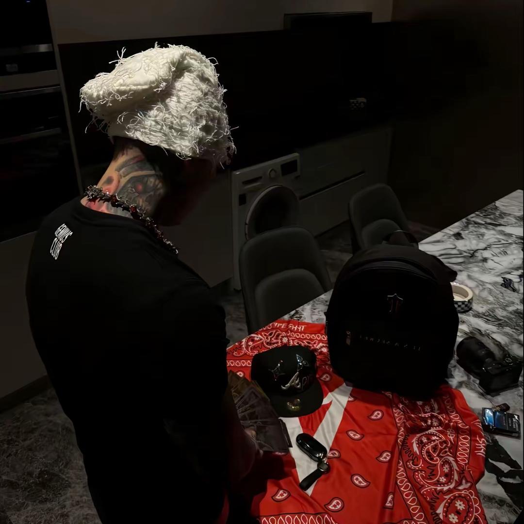 乡巴佬一个穿的拉人穷衣服破长得安全还没钱