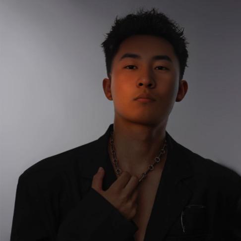 那女孩靠的太近了