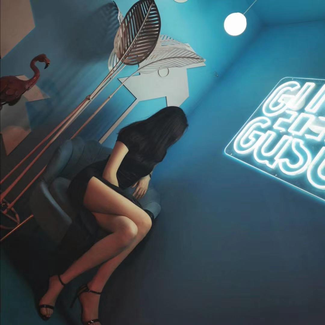 潘潘*