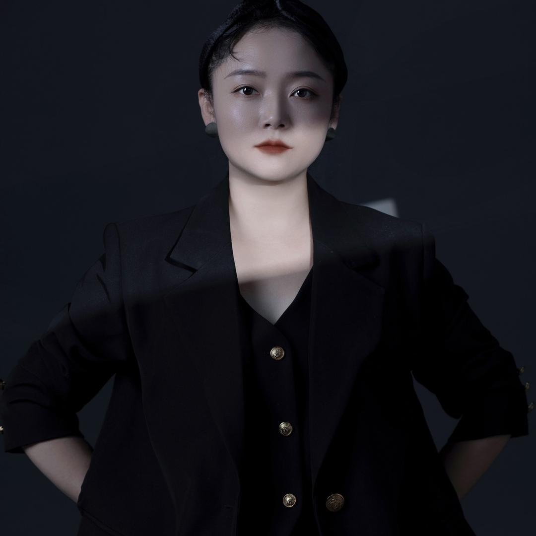 蔚县开婚纱店的艾玛