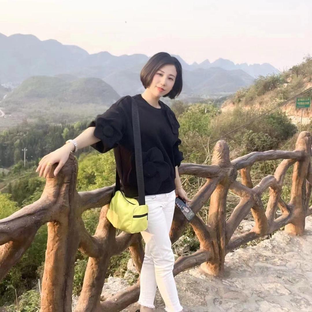 富源潮牌服饰ll张姐