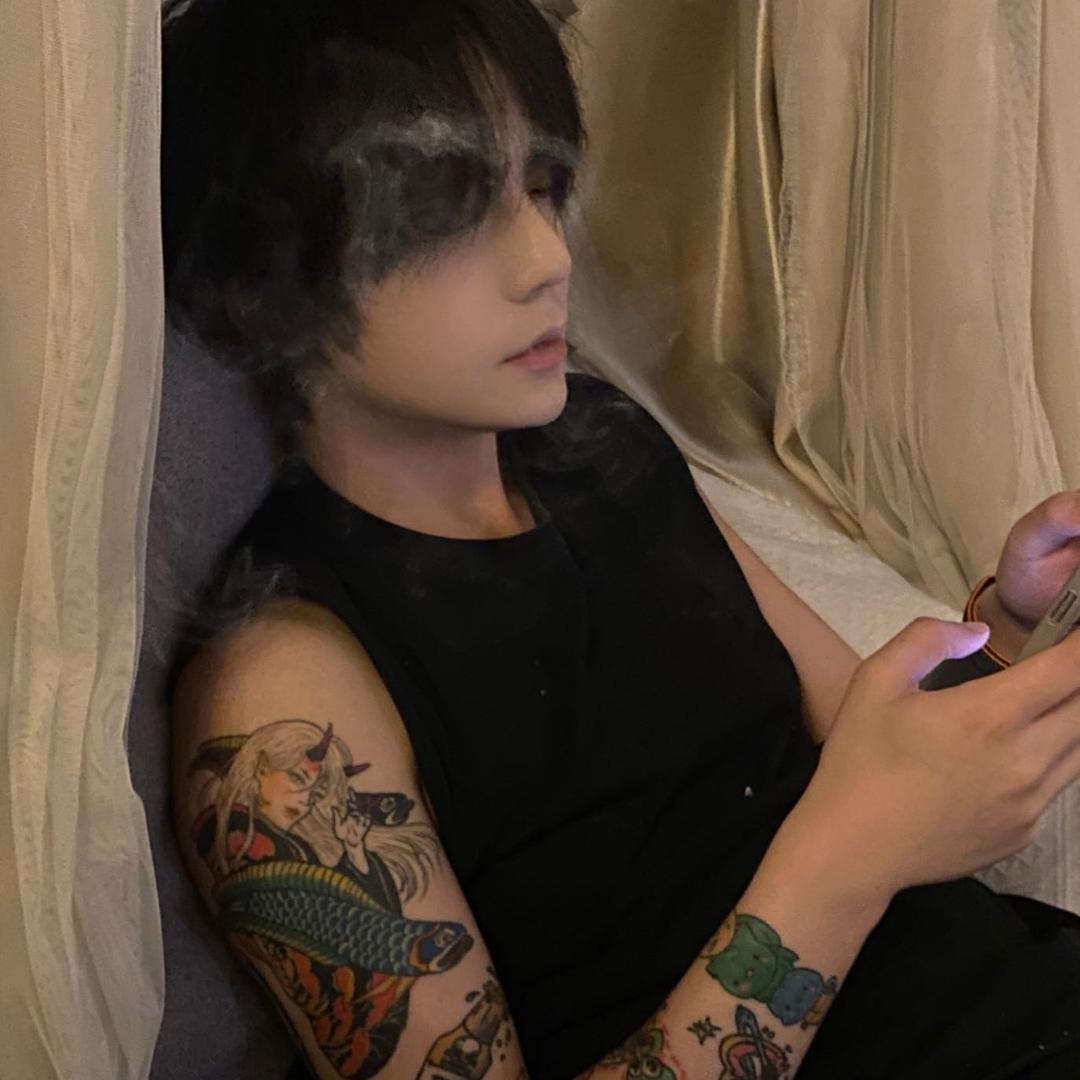 内向社恐的奥特man