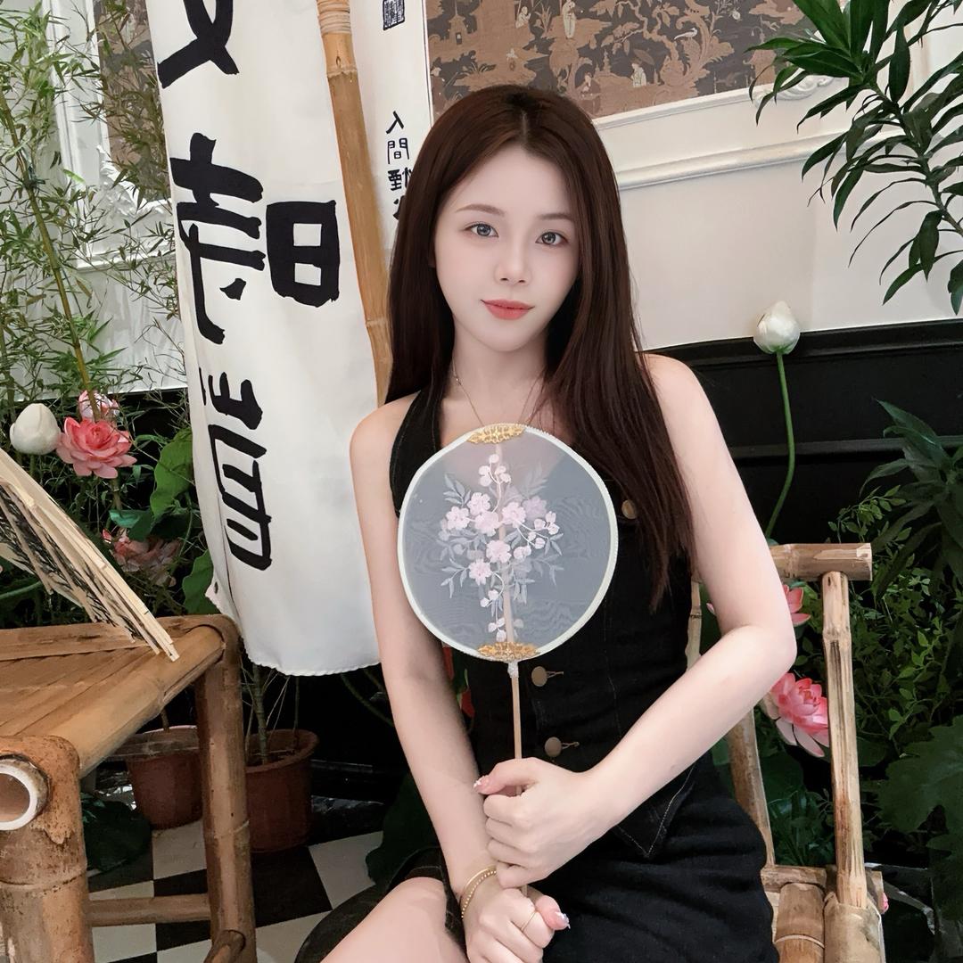 小梁同学.