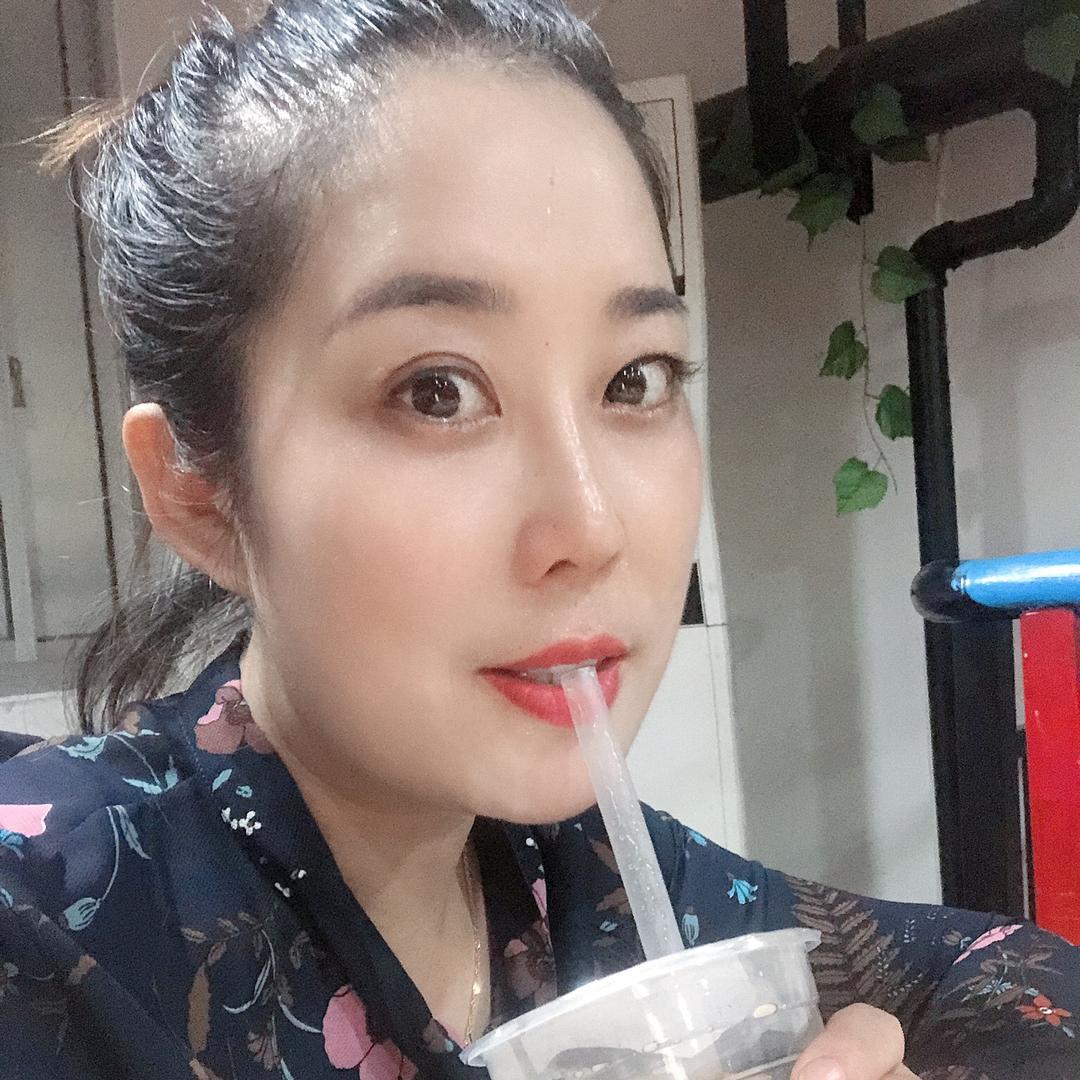 金港卖系统门窗的小姐姐