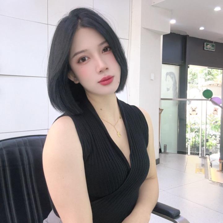 短发飘飘