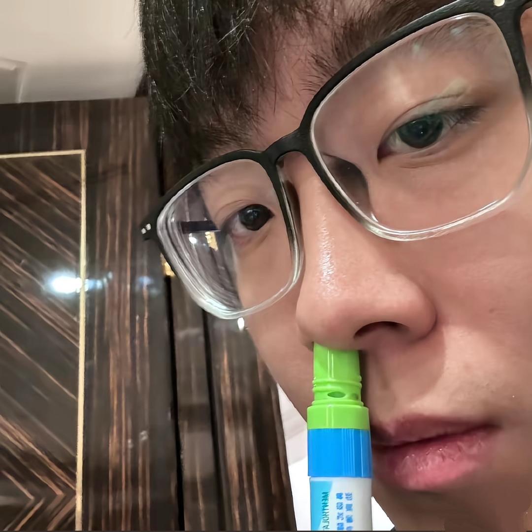 打扮成忧郁男神被骂装货