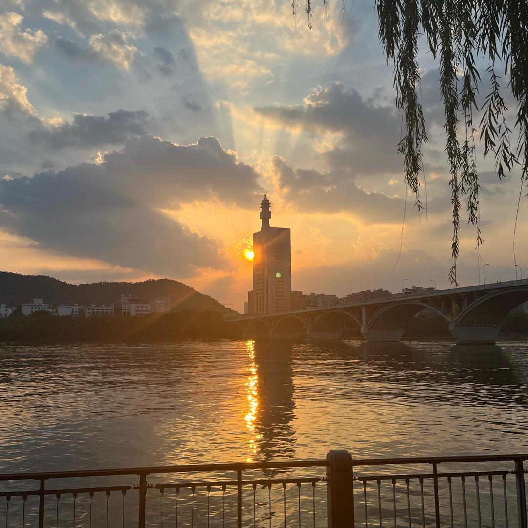九三.
