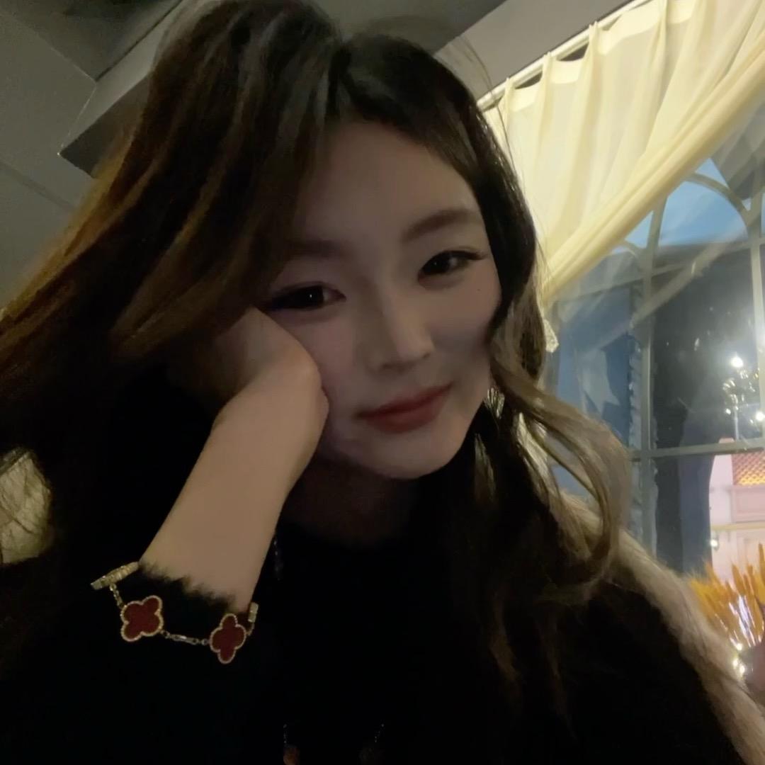 冷冰冰的草莓硬糖