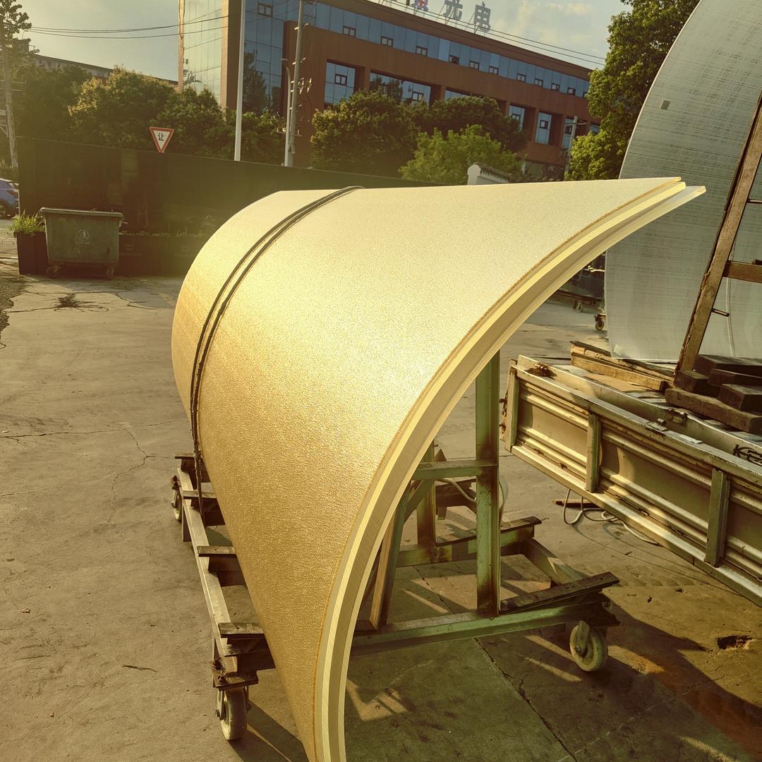 成都新世佳-弯钢玻璃厂家