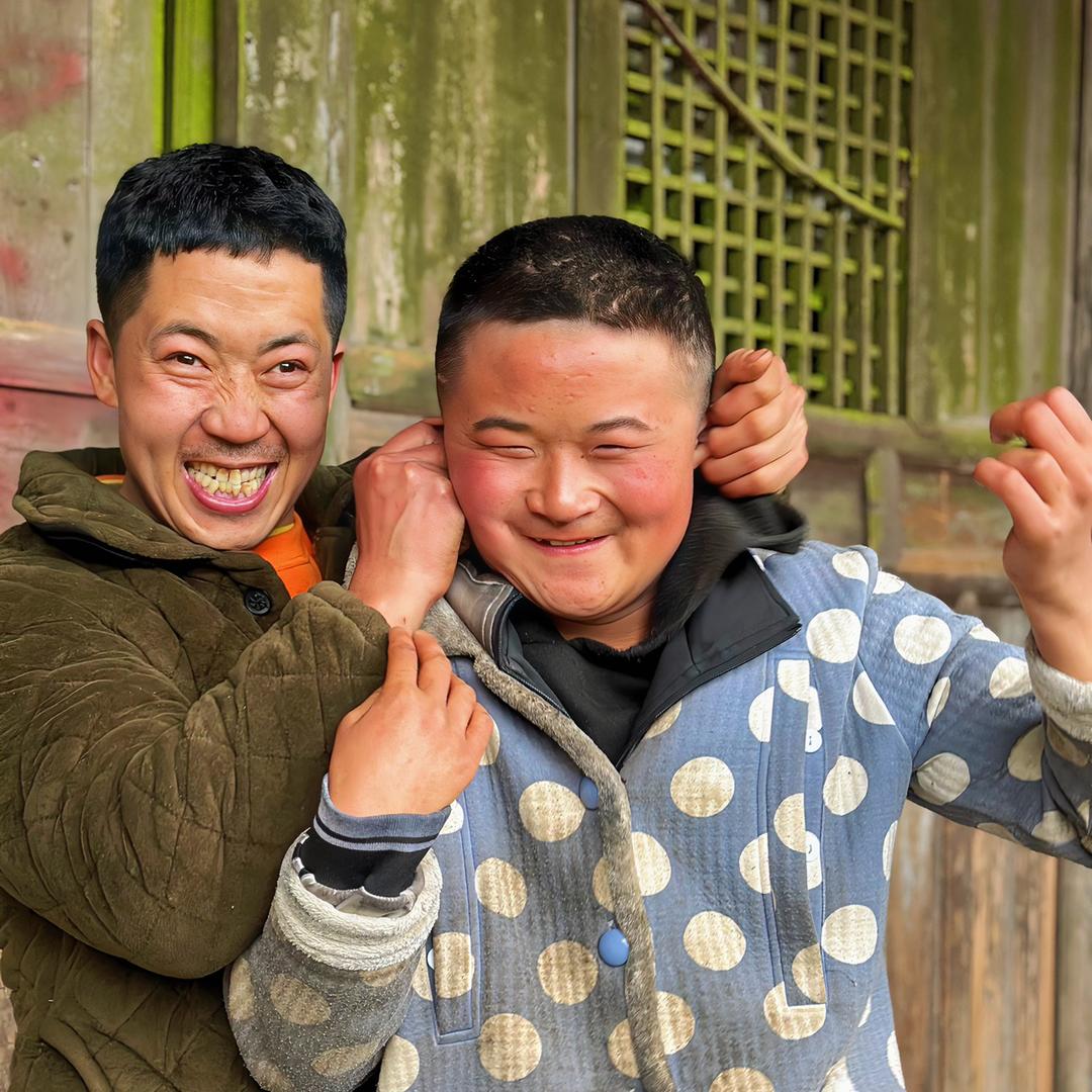 胡六娃父子俩记录生活