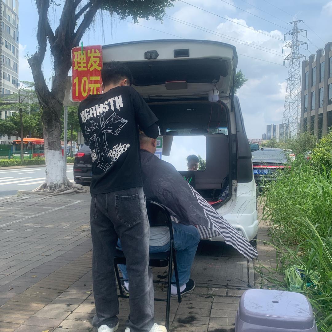 广西理发师💇‍♀️户外剪发