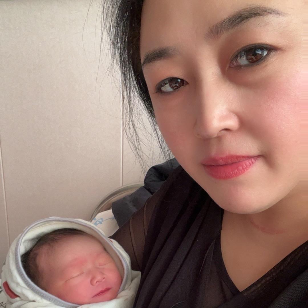 小莉姐家里有娃