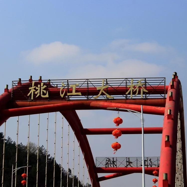 半梦半醒半浮生；半贫半富半自安