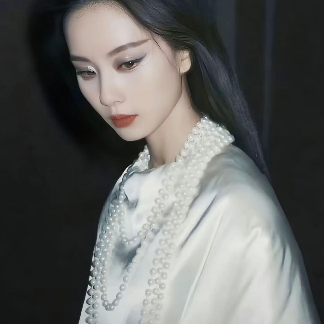 活泼的白骨精在捡瓶子