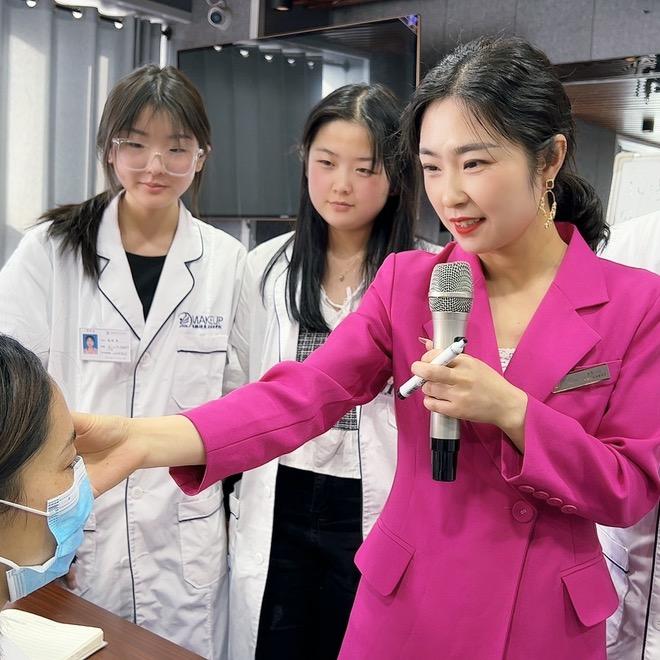 西宁尚雅迪美发化妆纹绣培训大芳老师